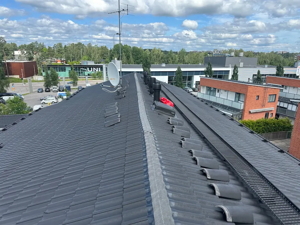 Tiilikatto pinnoitettuna ja harjatiiviste asennettuna