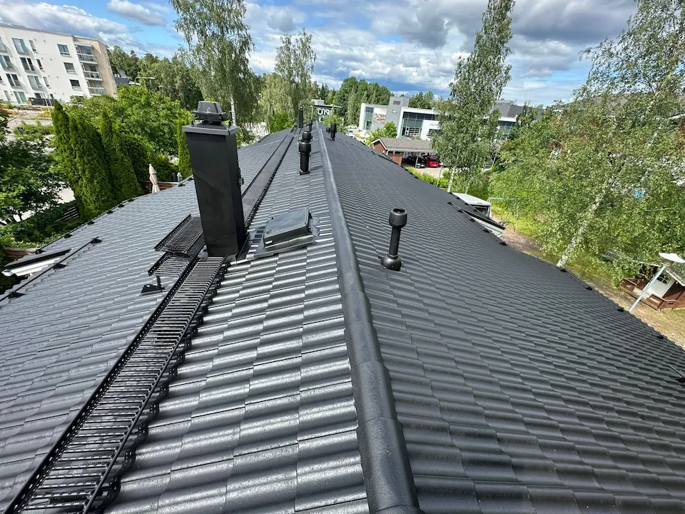 Tiilikatto pinnoitettuna