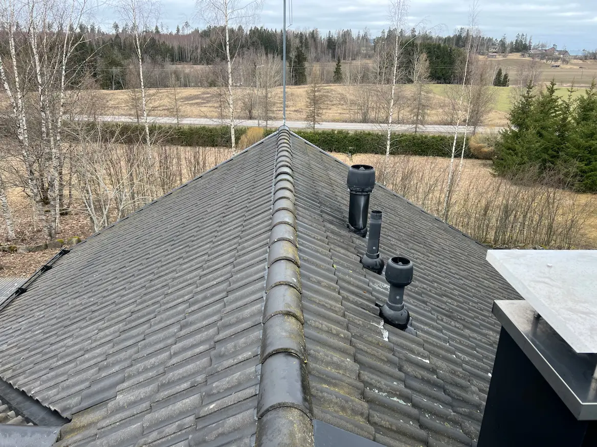 Yleiskuvaa katolta puhdistuskäsittelyn jälkeen